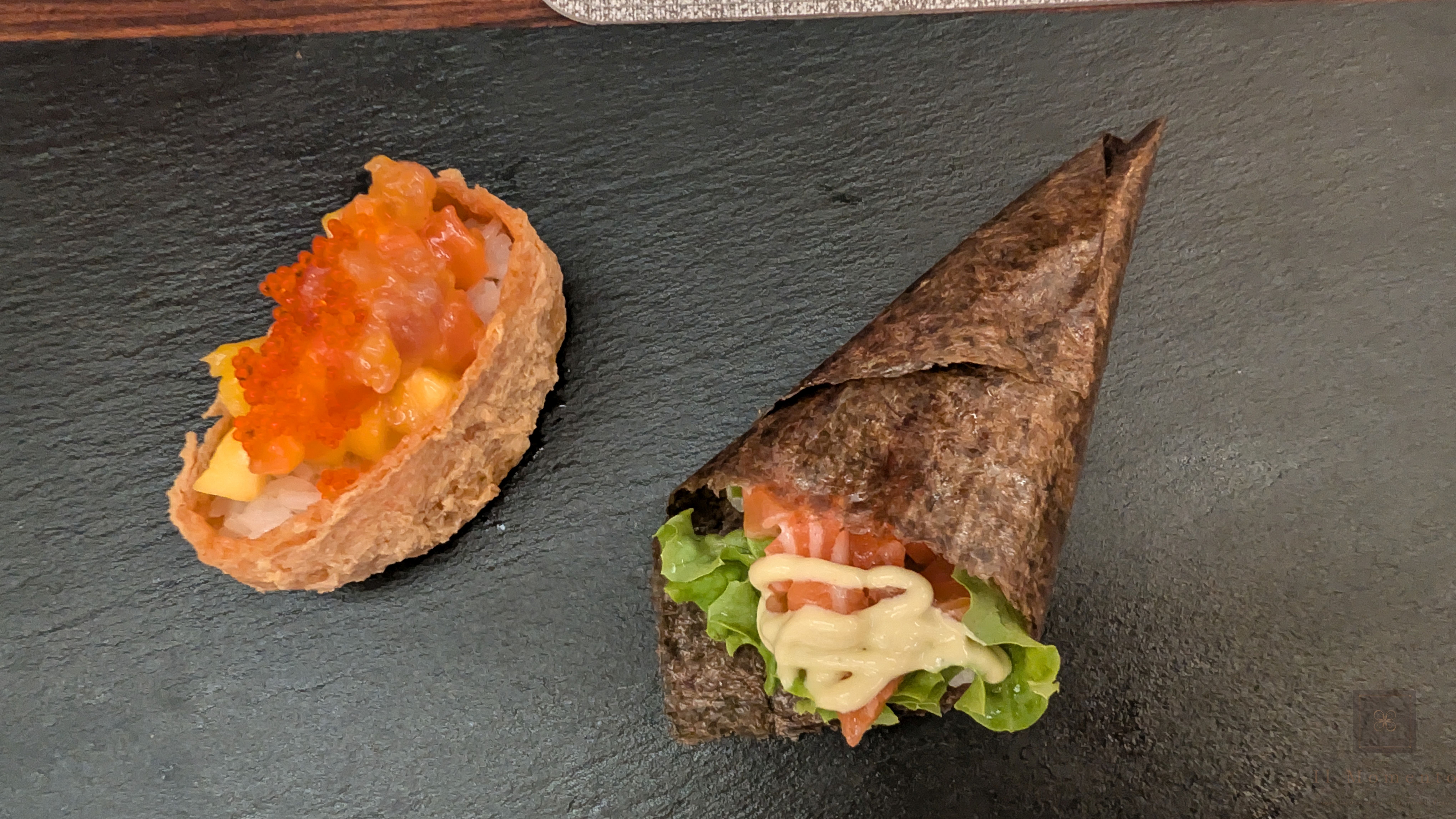 rechts: Temaki Spezial-Edition: Tüte mit Lachs und Wasabi-Mayonnaise rechts: Temaki Spezial-Edition: Tüte mit Lachs und Wasabi-Mayonnaise