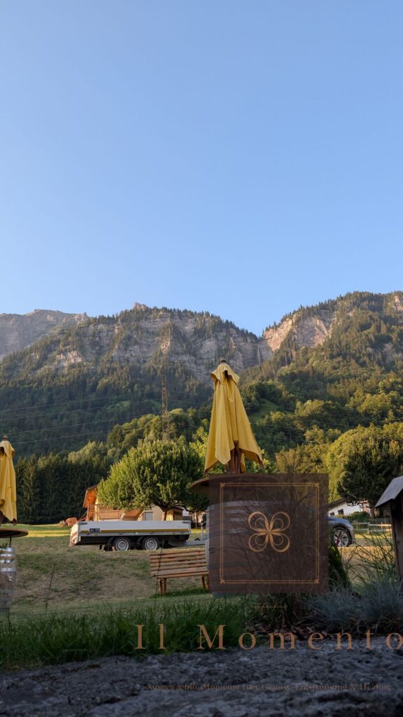 Aussicht zu den Bergen und dem Wasserfall