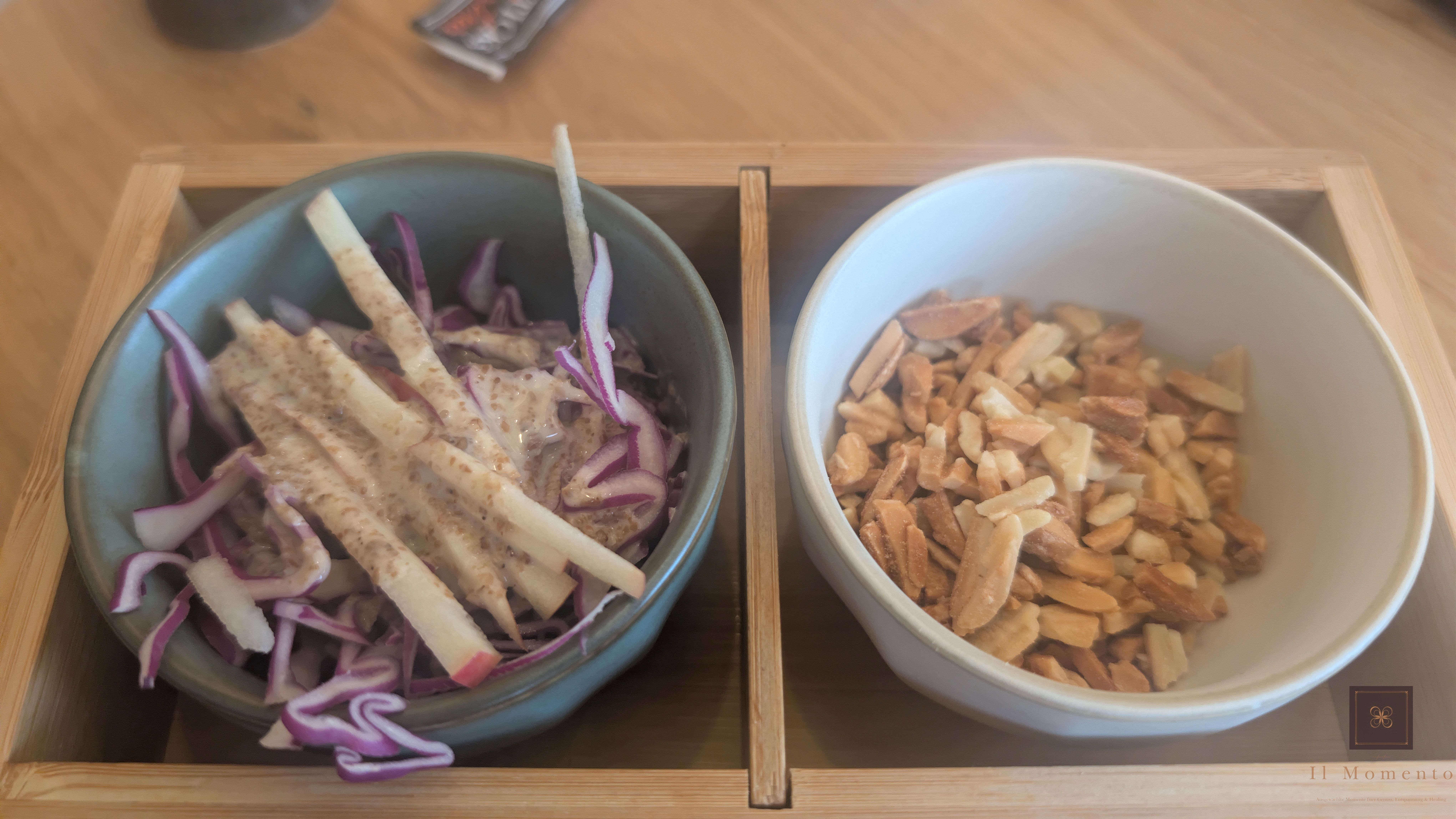 Apfel-Rotkraut-Sesam-Salat und Cracker