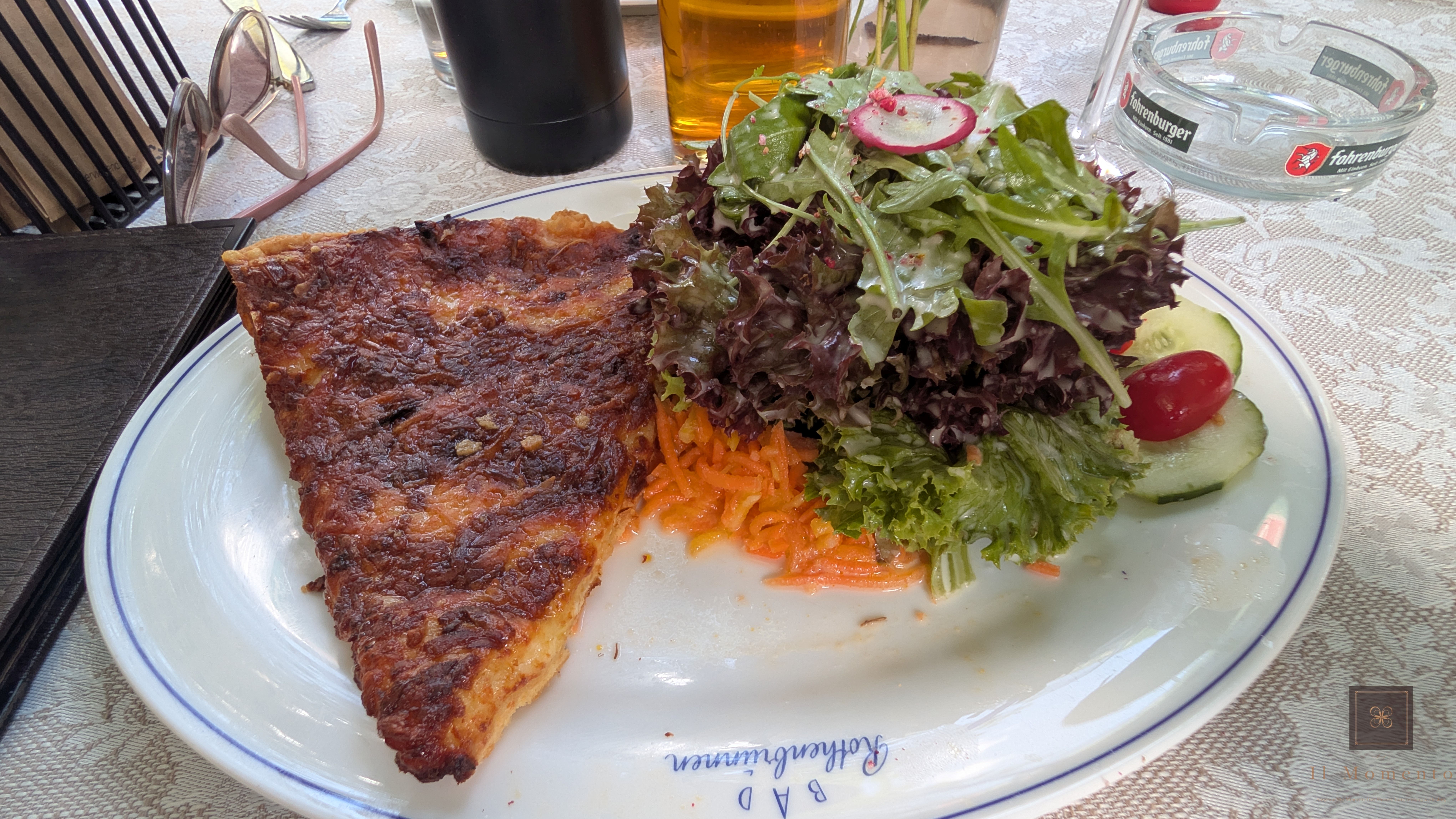 Käsefladen mit frischem Salat-Bouquet Käsefladen mit frischem Salat-Bouquet